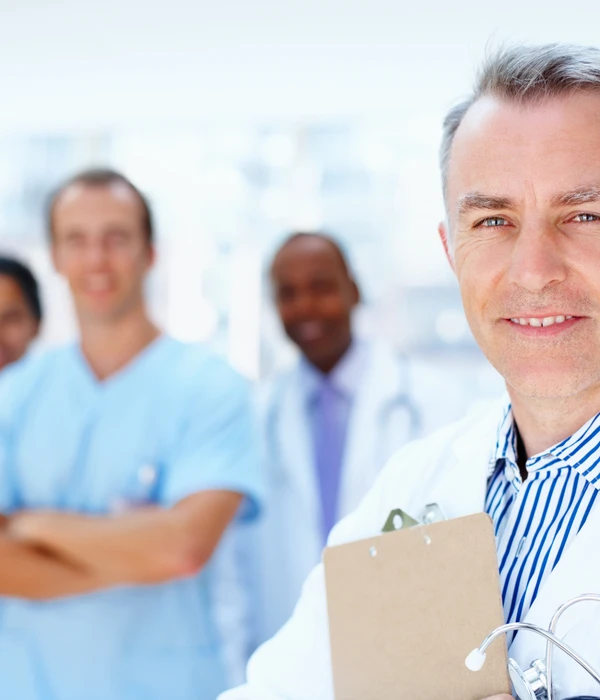 medico-y-retrato-mentor-con-personal-clinico-y-page