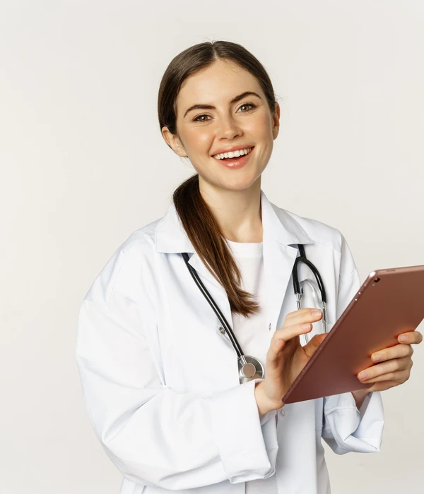 doctor-en-bata-blanca-usando-tableta-digital-leyendo-page