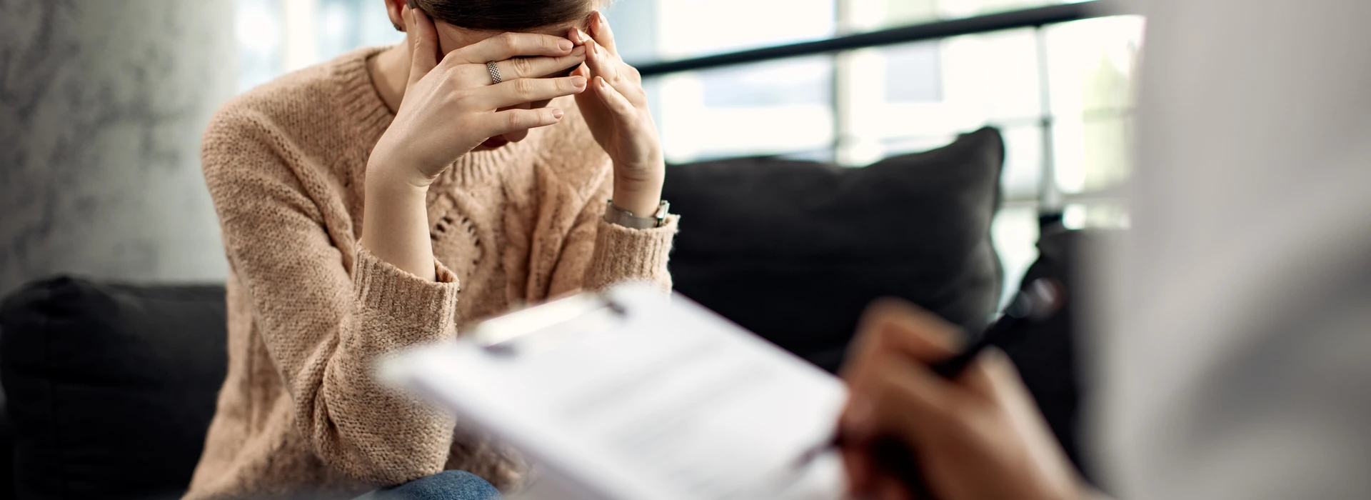 mujer-deprimida-con-sesion-psicoterapia-en-consultorio-del-banner