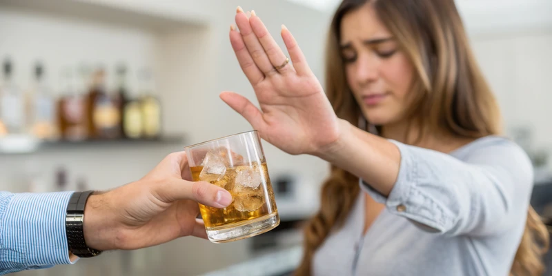 mujer-joven-rechazando-bebida-en-bar-moderno-durante-blog