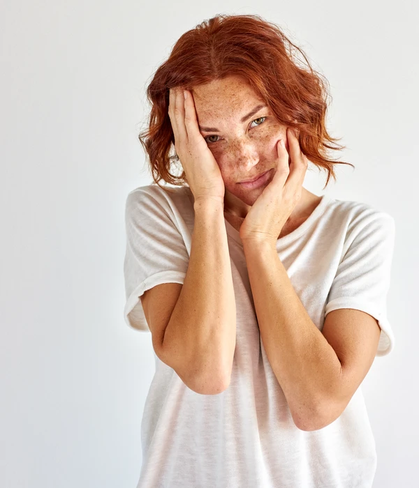 mujer tocandose la cara