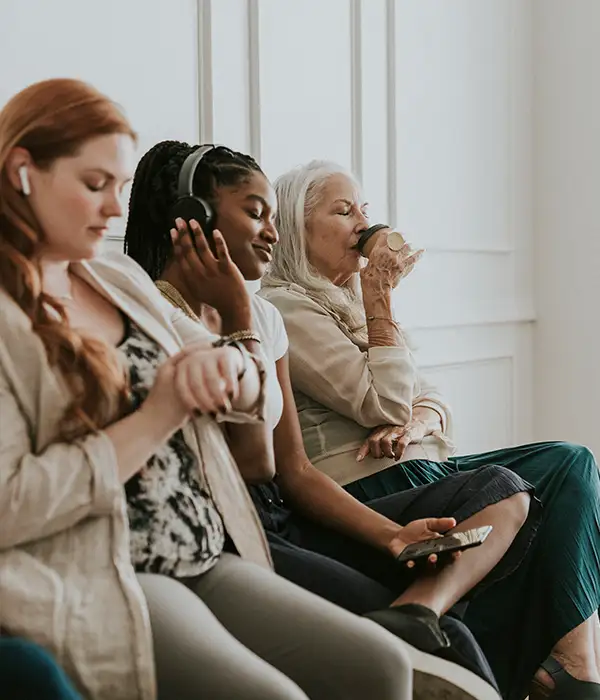 mujeres-empresarias-que-utilizan-dispositivos-digitales-mientras-esperan-page