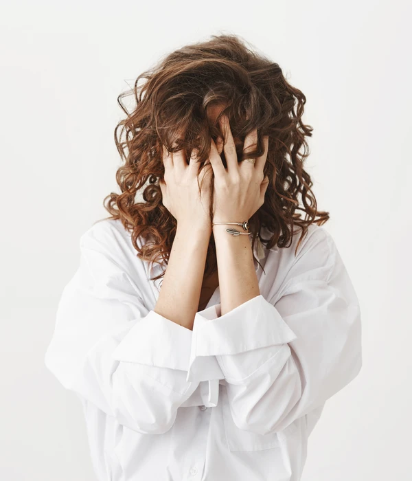 mujer tamapndose las manos