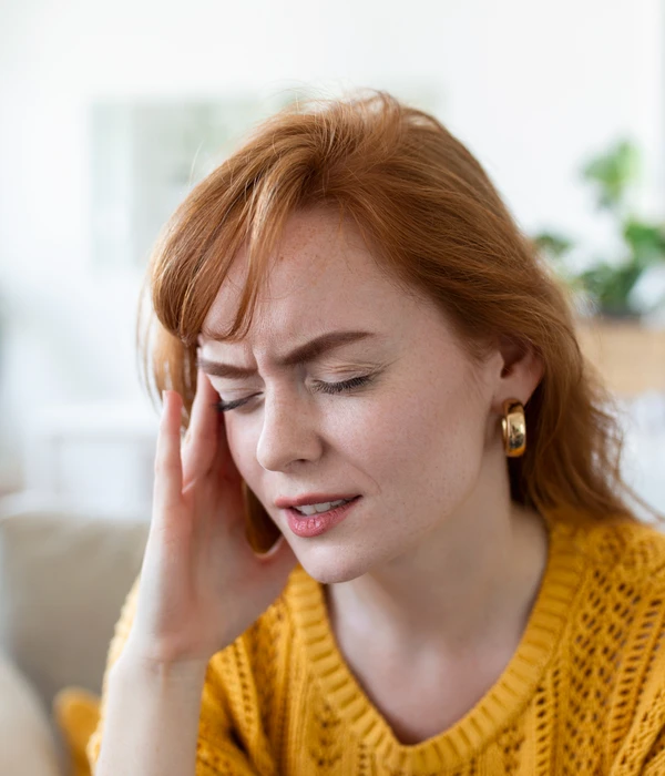 vista-cerca-cara-fruncida-mujer-que-siente-fuerte-page