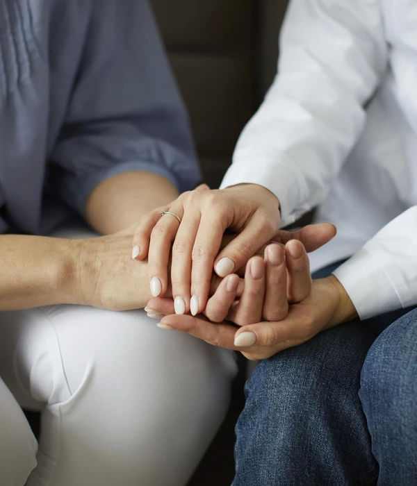 centro-recuperacion-covid-doctora-sosteniendo-manos-del-paciente-page