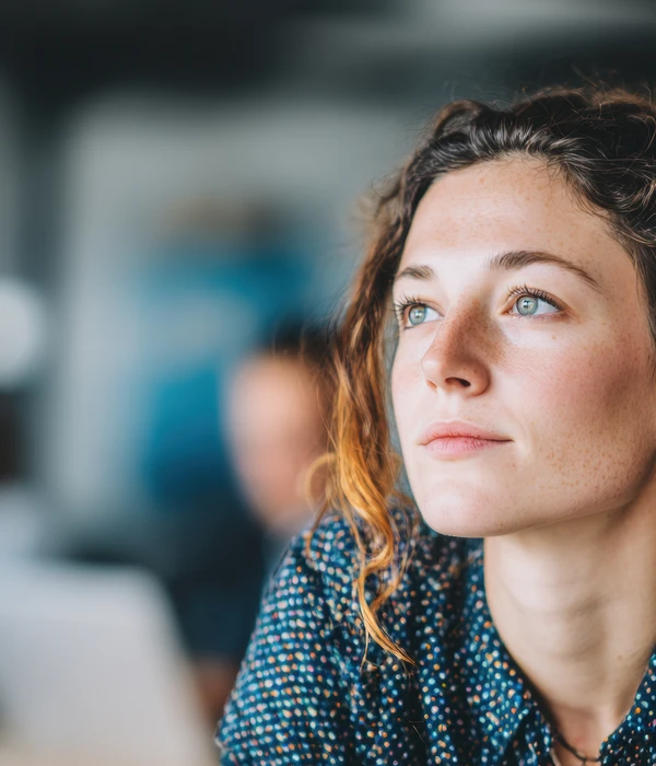 mujer-contemplativa-en-pensamiento-page