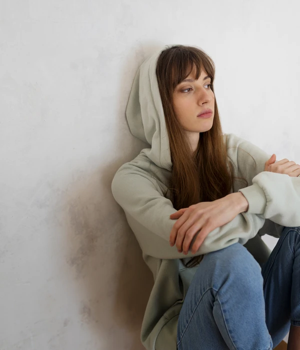 side-view-insecure-woman-posing-page