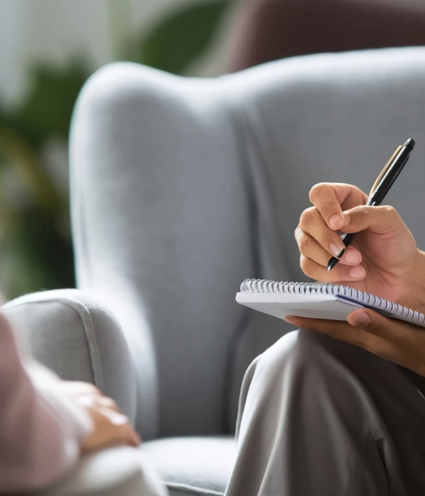 terapeuta-tomando-notas-page