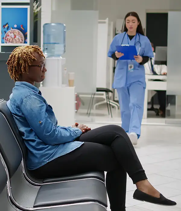 vista-trasera-mujer-sentada-en-tren-page