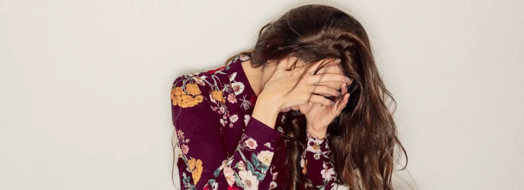 Mujer triste por mezclar antidepresivos con alcohol.