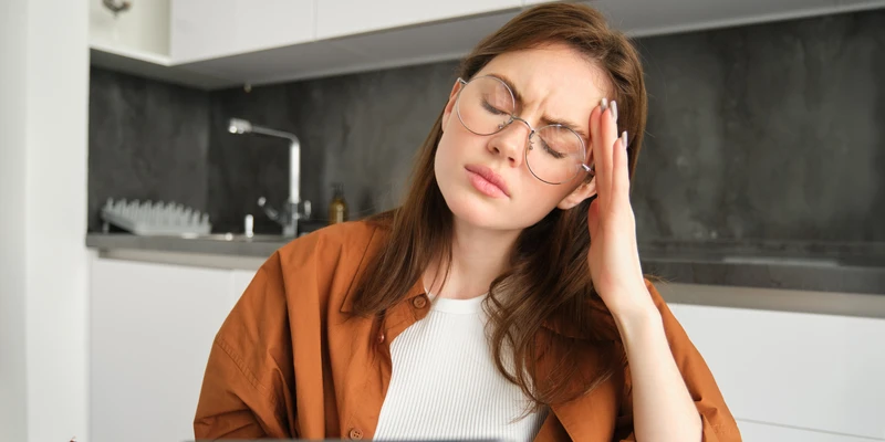 Mujer con gafas, cansada por burnout. 