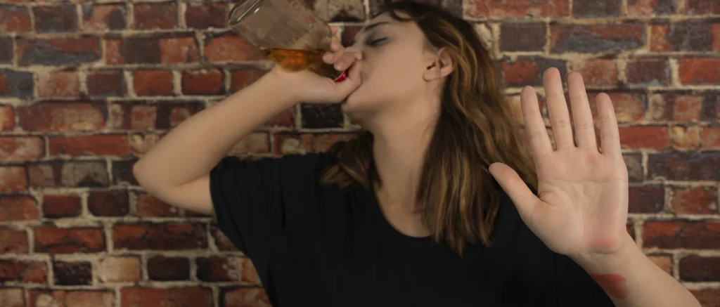 Mujer bebiendo alcohol luego de tomar Orfidal.